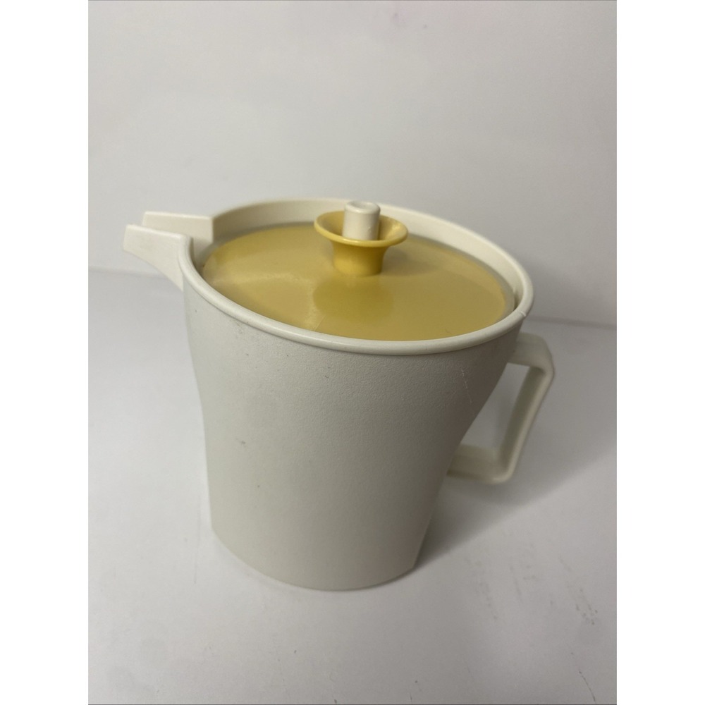 Vtg Tupperware Creamer with‎ Push n Seal Top / Cream Yellow #1414